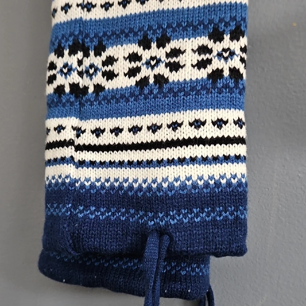 🕶  Charming Knit Blue and White Leg Warmera And Pompom Hat Set - Picture 3 of 5
